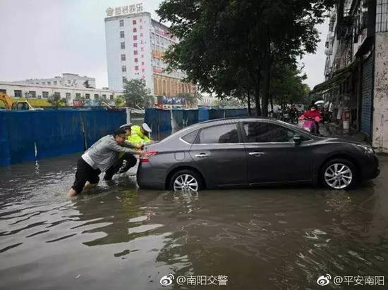 南阳突遭暴雨！多3d全息广告机地被淹瞬间成“海”！