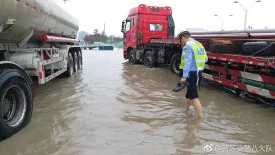 南阳突遭暴雨！多3d全息广告机地被淹瞬间成“海”！