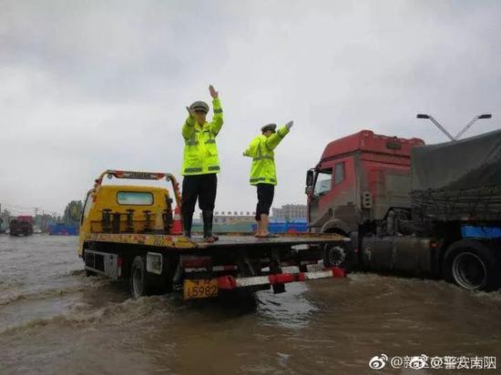 南阳突遭暴雨！多3d全息广告机地被淹瞬间成“海”！