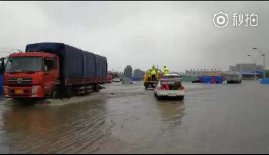 南阳突遭暴雨！多3d全息广告机地被淹瞬间成“海”！